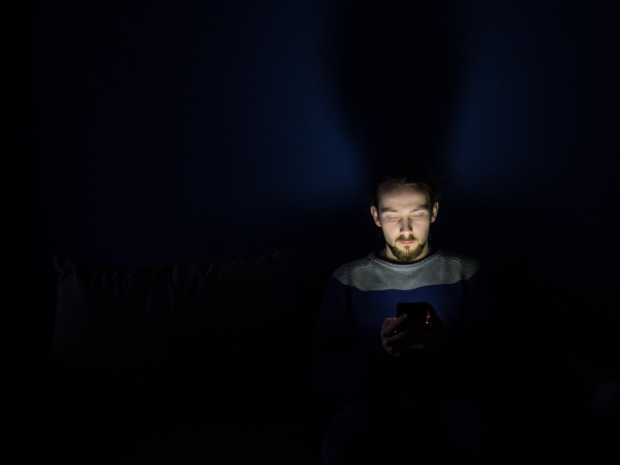 telephone-ecran-soir-nuit-probleme-sommeil-dien-chan-marie
